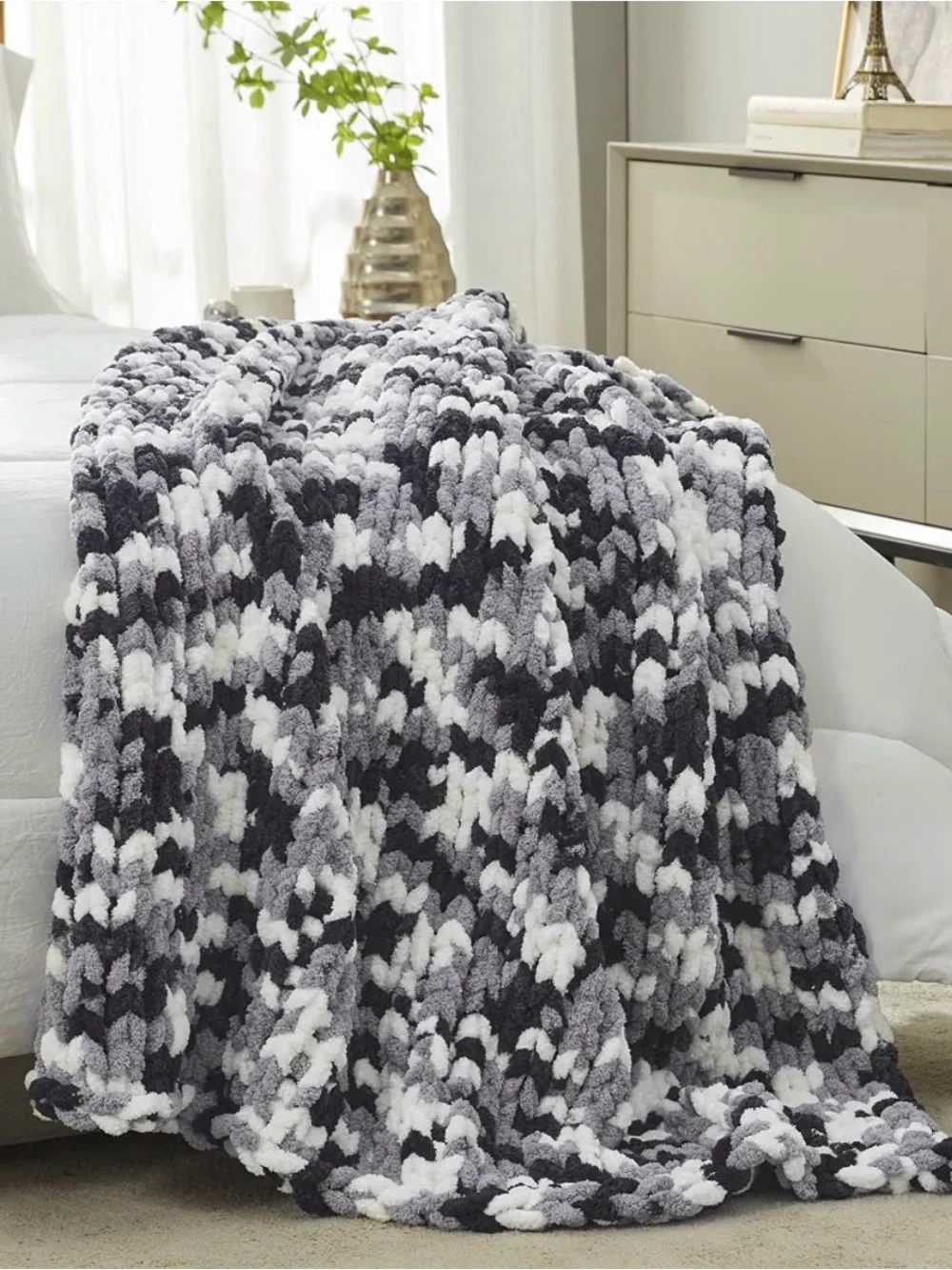Cozy Plush Houndstooth Throw Blanket in Black & Gray